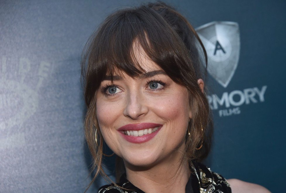 Dakota Johnsonová na premiéře svého nového filmu překvapila upraveným úsměvem