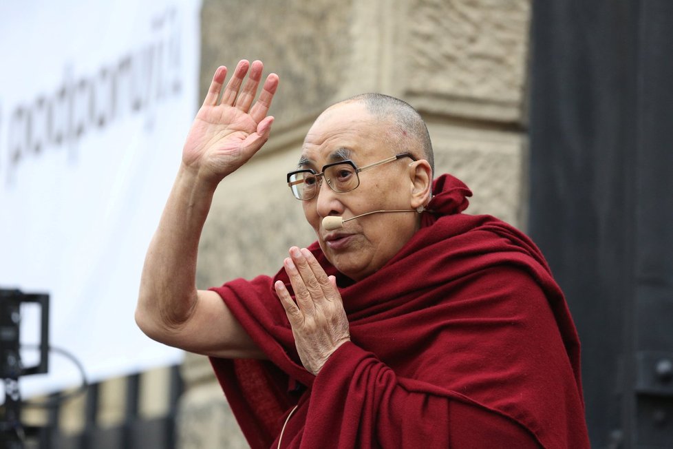 Lidé se přišli na Hradčanské náměstí v Praze přivítat s duchovním vůdcem dalajlamou.