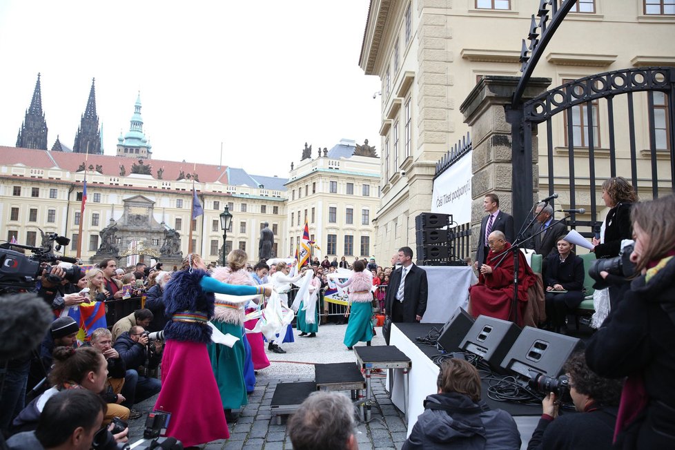 Lidé se přišli na Hradčanské náměstí v Praze přivítat s duchovním vůdcem dalajlámou.