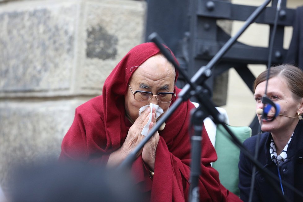 Lidé se přišli na Hradčanské náměstí v Praze přivítat s duchovním vůdcem dalajlamou.