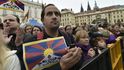 Zhruba tisícovka lidí přišla na Hradčanské náměstí uvítat v Praze tibetského duchovního vůdce dalajlamu