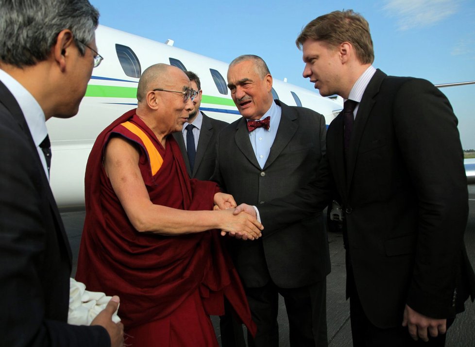 Uvítací delegace pro dalajlamu, který do Prahy přicestoval na konferenci Forum 2000: Vpravo primátor Hudeček a vedle něj jeho stranický šéf z TOP 09 Karel Schwarzenberg