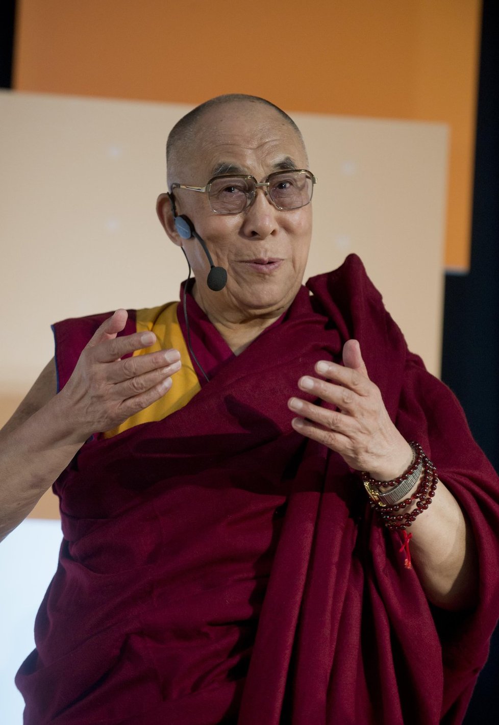 Dalajlama při své přednášce v Praze