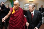 Radostné setkání dalajlamy s Václavem Havlem