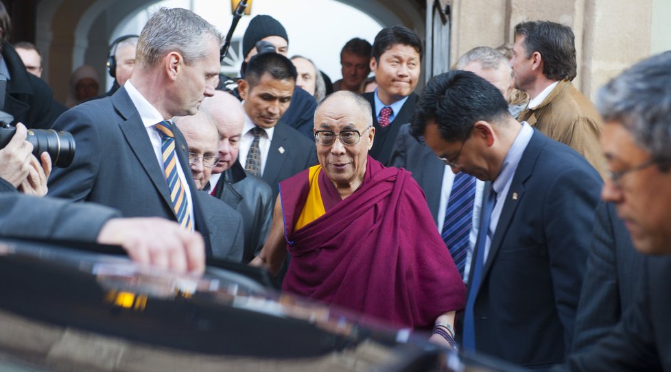 Dalajlama při odchodu ze schůzky s Havlem prohodil k novinářům pár slov