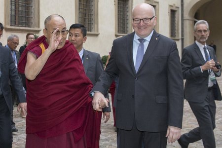 Někdejší ministr kultury Daniel Herman s tibetským duchovním vůdcem 14. dalajlámou