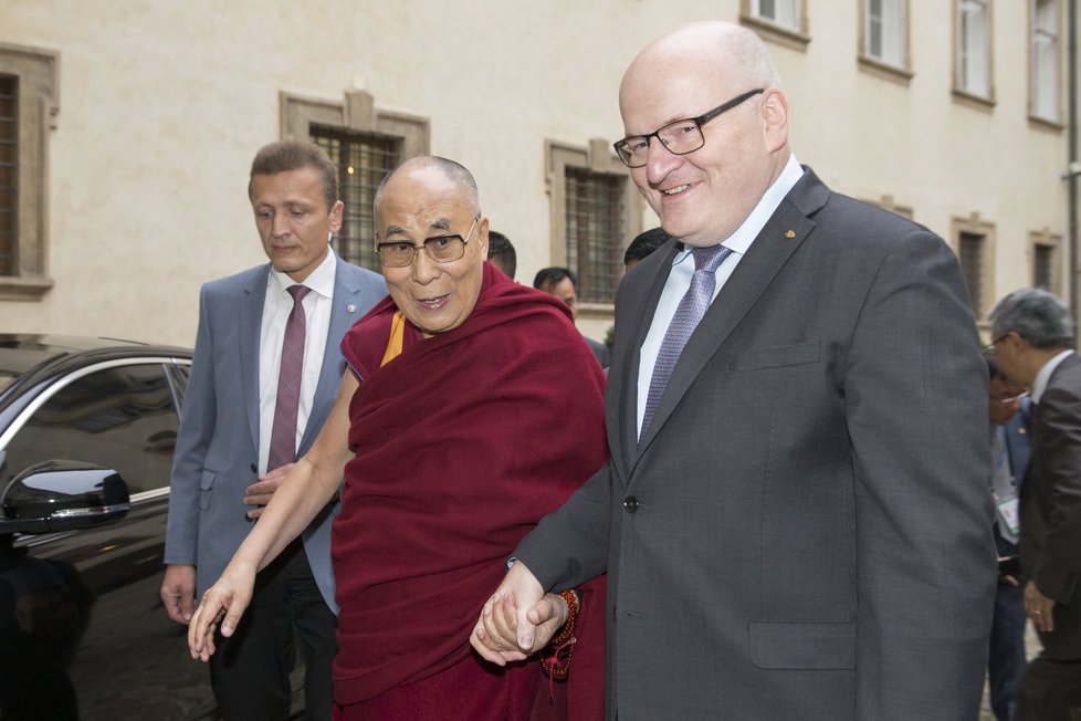 Ministr kultury Daniel Herman i další politici se setkali s tibetským duchovním vůdcem 14. dalajlamou.