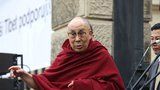 Ať Praha udělí dalajlamovi čestné občanství, vyzvala radní. Za jeho vztah k Česku