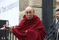 Ať Praha udělí dalajlamovi čestné občanství, vyzvala radní. Za jeho vztah k Česku