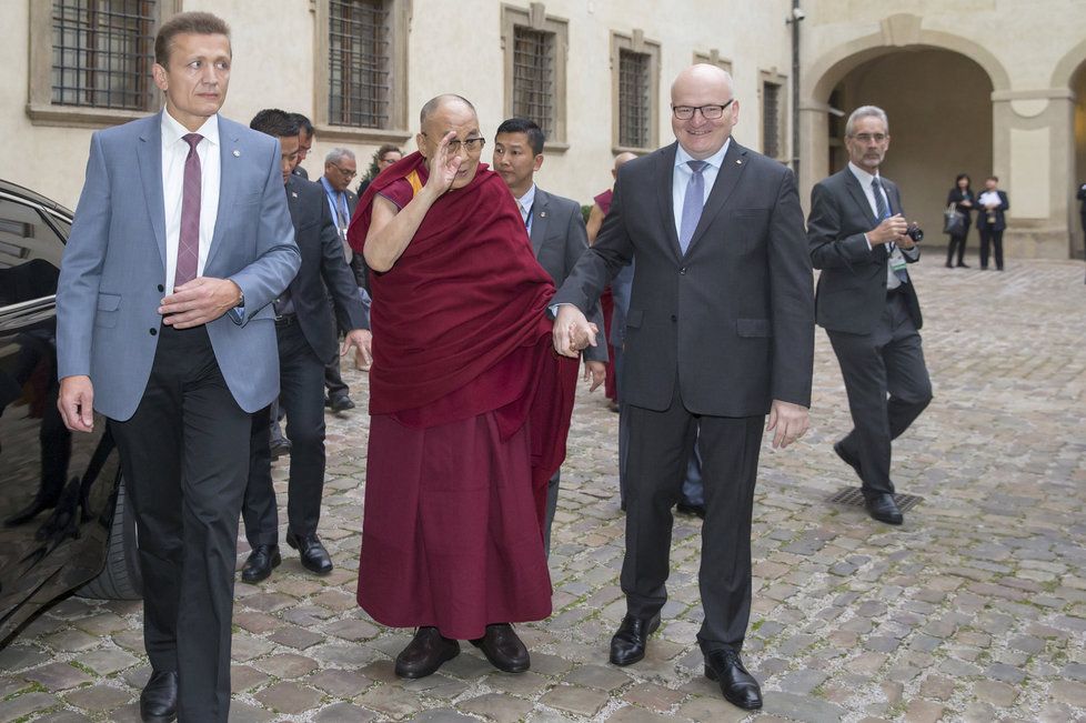 Ministr Herman neváhal vzít dalajlamu dokonce za ruku. Dostal ovšem za to od prezidenta vyhubováno.