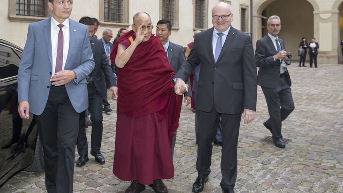Ministr Herman neváhal vzít dalajlámu dokonce za ruku. Dostal ovšem za to od prezidenta vyhubováno.