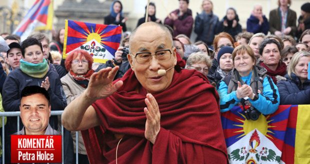 Komentář: Miluj dalajlamu, podlézej Číně. O Havlové, Zemanovi a českém kýči