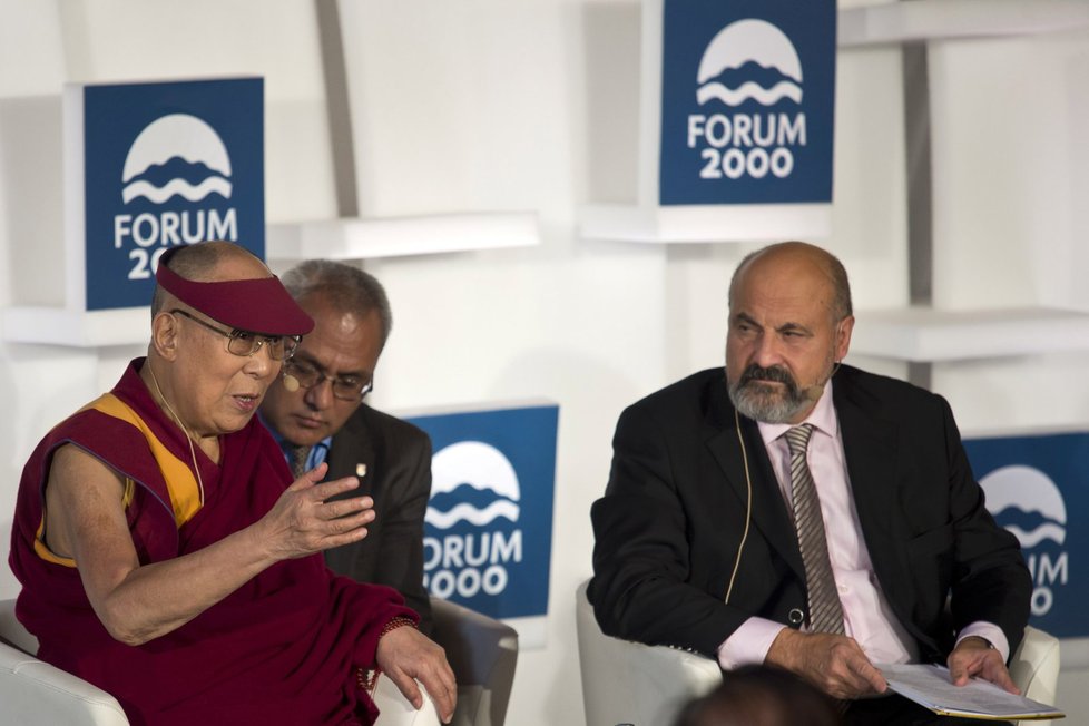14. dalajláma na Foru 2000 v roce 2016. Diskutoval například s Tomášem Halíkem (vpravo).