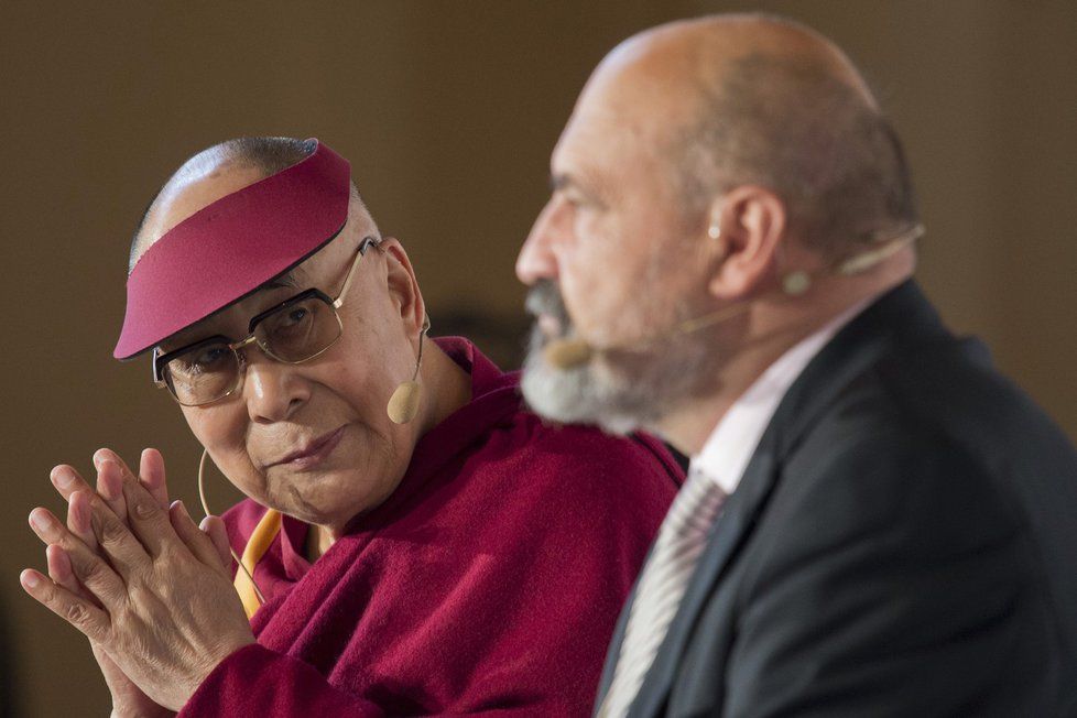 14. dalajlama na konferenci Forum 2000 v roce 2016. Vystoupil po boku Tomáše Halíka.