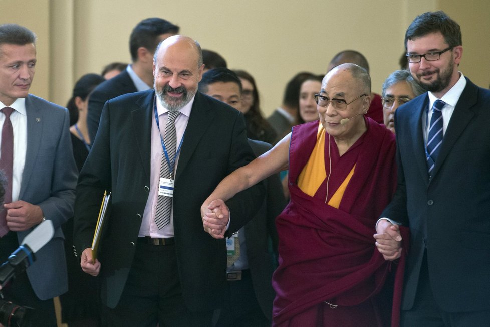 14. dalajláma na konferenci Forum 2000 v roce 2016. Vystoupil po boku Tomáše Halíka.
