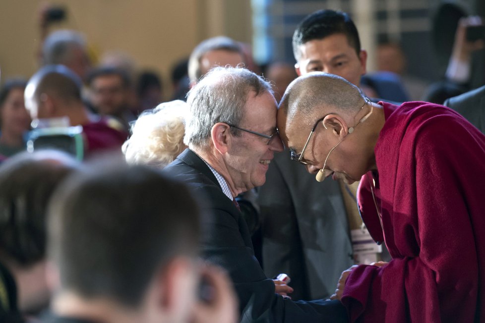 14. dalajlama na Foru 2000 v roce 2016. Při příchodu se zdravil s účastníky.