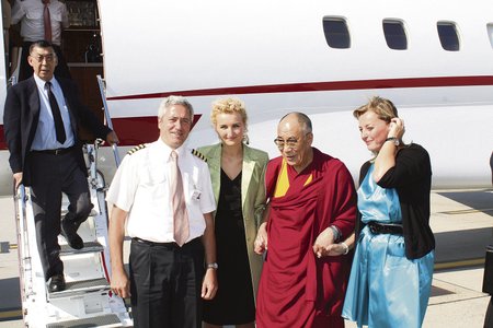 Dalajlama ochotně zapózoval i s pilotem, Antónií Tomkovou (vlevo) a majitelkou Dagmar Grossman