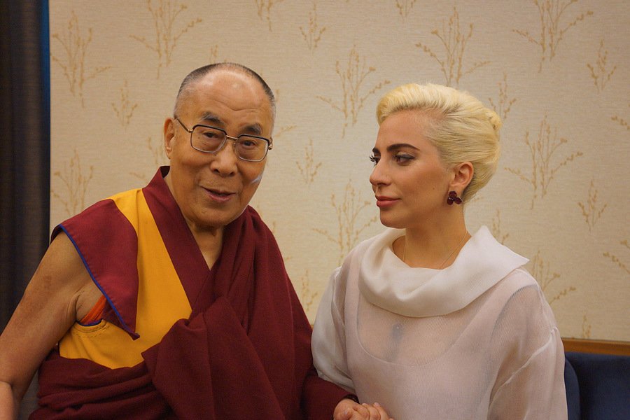 Dalajlama a Lady Gaga.