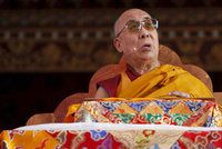 Dalajláma zpražil „sluníčkáře“: Evropa přijala příliš mnoho uprchlíků