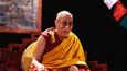 Žádná významná světová osobnost se nesměje tak často a tak ráda, jako 14. dalajlama, spirituální vůdce Tibetu v exilu. Důvody svého neustálého úsměvu vysvětluje například v knize Moje spirituální cesta, kterou vydal v roce 2010.