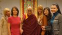 Dalajlama na setkání s členkami ruské Dumy v lotyšské Rize 6. května.