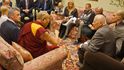 Dalajlama na schůzce s členy lotyšského parlamentu v Rize 6. května.