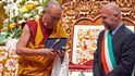 Starosta italského Livorna odevzdal dalajlamovi klíče od svého města 14. června.
