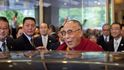 Žádná významná světová osobnost se nesměje tak často a tak ráda, jako 14. dalajlama, spirituální vůdce Tibetu v exilu. Důvody svého neustálého úsměvu vysvětluje například v knize Moje spirituální cesta, kterou vydal v roce 2010.