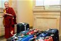 Dalajlama přiletěl "nalehko". S deseti kufry!