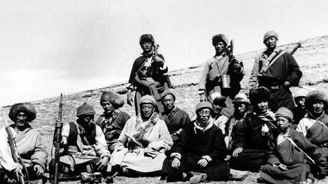 Nejúžasnější útěk historie: Mladý dalajláma v přestojení za vojáka utekl čínské armádě přes drsné Himaláje Nejúžasnější útěk historie: Mladý dalajláma v přestojení za vojáka utekl čínské armádě přes drsné Himaláje