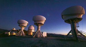 Lovci gravitačních vln: Vesmírné drama sledují nové dalekohledy