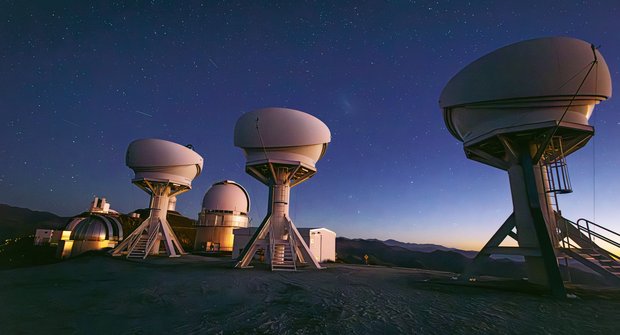 Lovci gravitačních vln: Vesmírné drama sledují nové dalekohledy