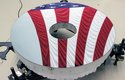 Hlavní zrcadlo dalekohledu odrážející americkou vlajku