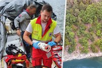 Muž na Dalešické přehradě spadl ze skály: Záchranáři se k němu nemohli dostat, stopli si loď