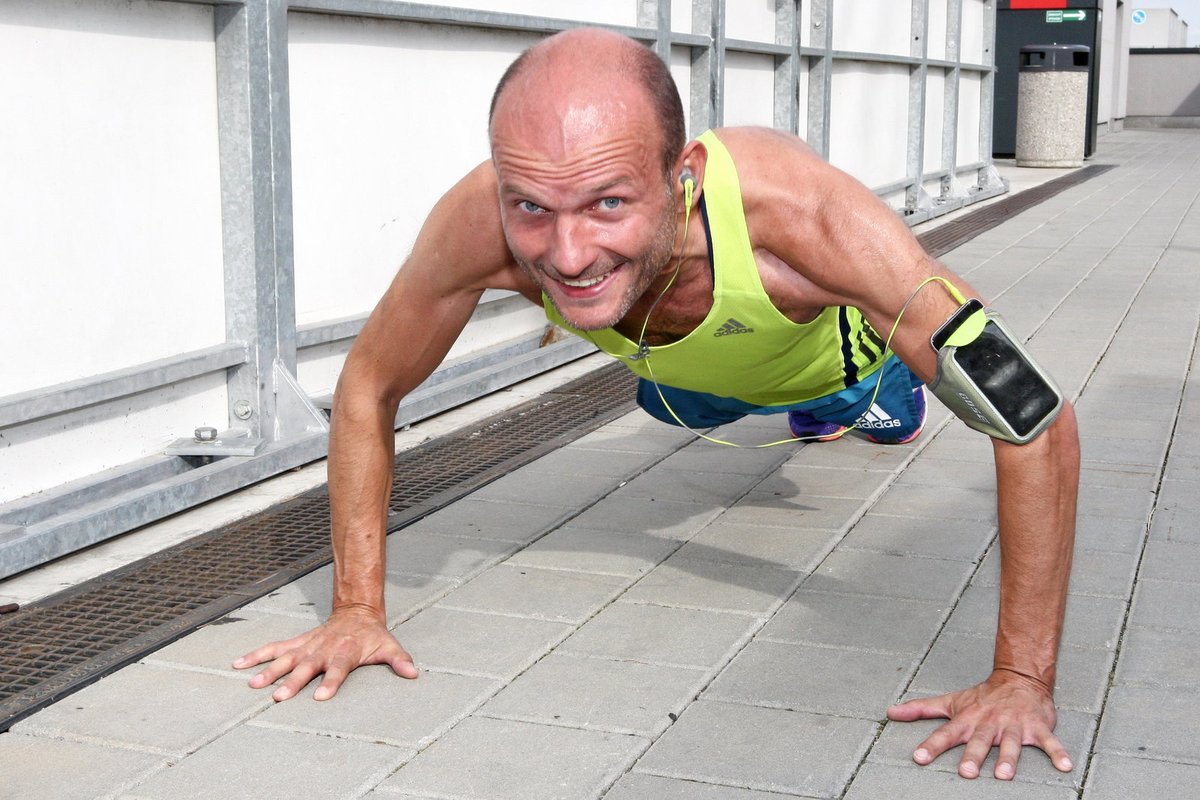 Dalibor Gondík si před během udělal pár kliků na zahřátí.