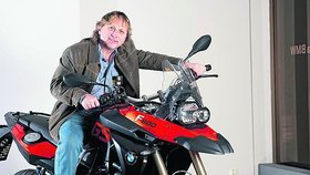 Krásné motorky má Dalibor rád od dětství. A tak na ní zapózoval i při svém rozhovoru s Nedělním Bleskem