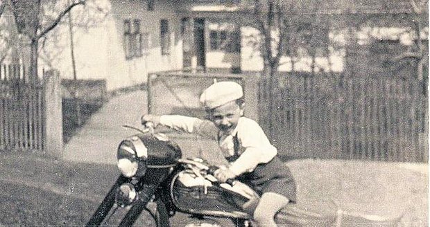 1958: Motorku si Dalibor Janda vyzkoušel už jako pětiletý. Kdo by v něm tehdy hledal budoucí pěveckou hvězdu...