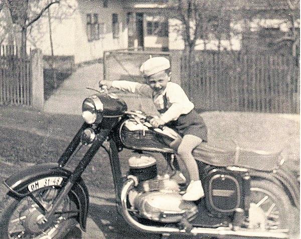 1958: Motorku si Dalibor Janda vyzkoušel už jako pětiletý. Kdo by v něm tehdy hledal budoucí pěveckou hvězdu...