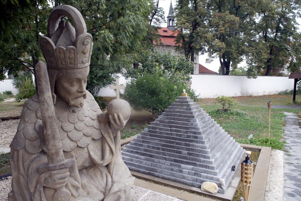 Nechybí ani pyramida.