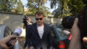 Lobbista Marek Dalík dnes nastoupil do ruzyňské věznice, kde si má začít odpykávat čtyřletý trest kvůli kauze kolem nákupu vozidel Pandur pro českou armádu.