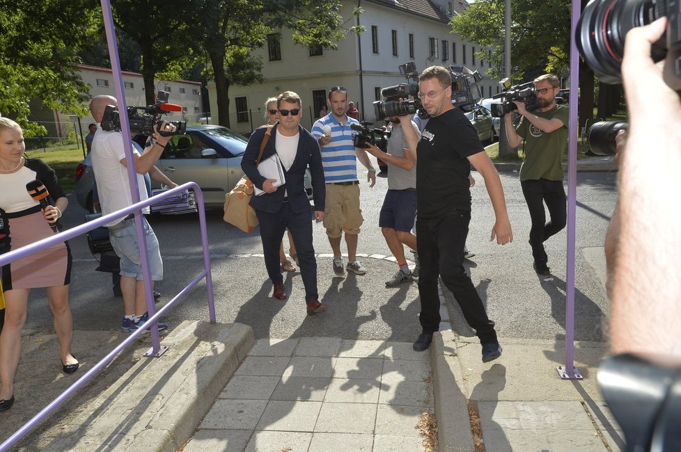 Lobbista Marek Dalík dnes nastoupil do ruzyňské věznice, kde si má začít odpykávat čtyřletý trest kvůli kauze kolem nákupu vozidel Pandur pro českou armádu