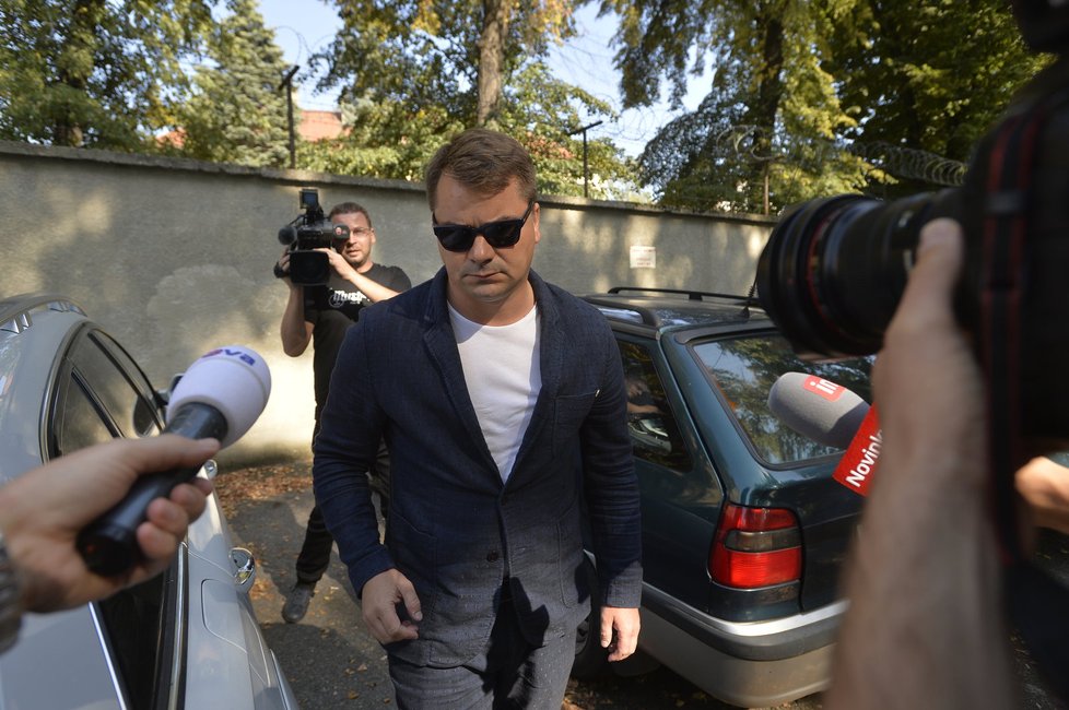 Lobbista Marek Dalík dnes nastoupil do ruzyňské věznice, kde si má začít odpykávat čtyřletý trest kvůli kauze kolem nákupu vozidel Pandur pro českou armádu