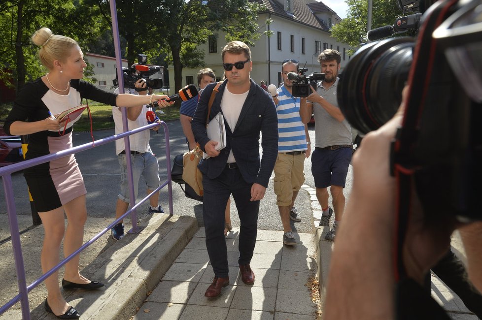 Lobbista Marek Dalík dnes nastoupil do ruzyňské věznice, kde si má začít odpykávat čtyřletý trest kvůli kauze kolem nákupu vozidel Pandur pro českou armádu