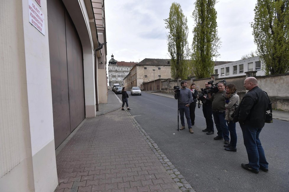 Novináři čekají před znojemskou věznicí.