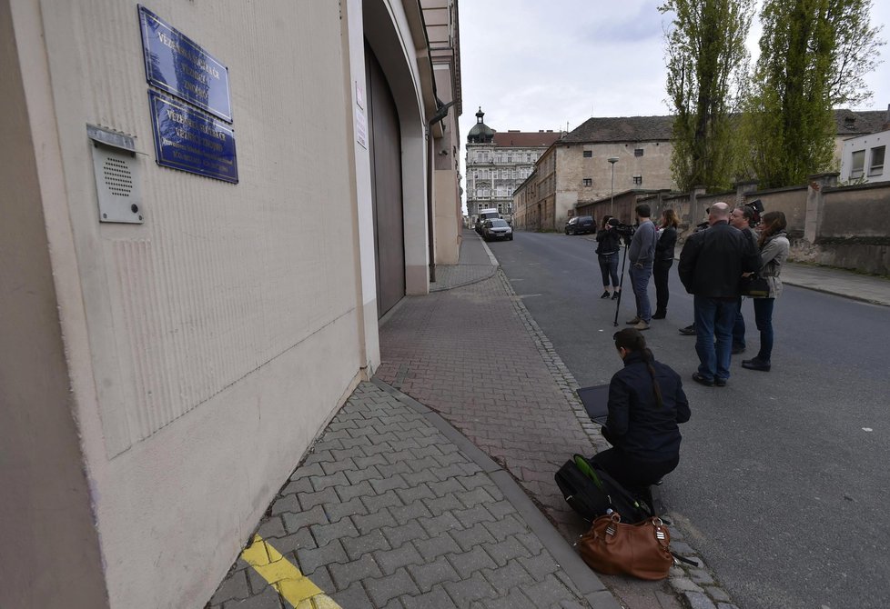 Novináři čekali před znojemskou věznicí.