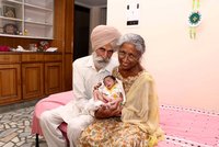 Indka se v 72 letech stala matkou: Mateřství nezvládá, syn je vyhublý