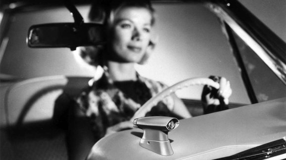 První automatická dálková světla měla auta už před 80 lety. Stály jako 800 litrů paliva  