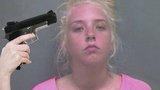 Blondýnka chtěla propašovat pistoli do vězení: Neuhodnete, kam si ji schovala!