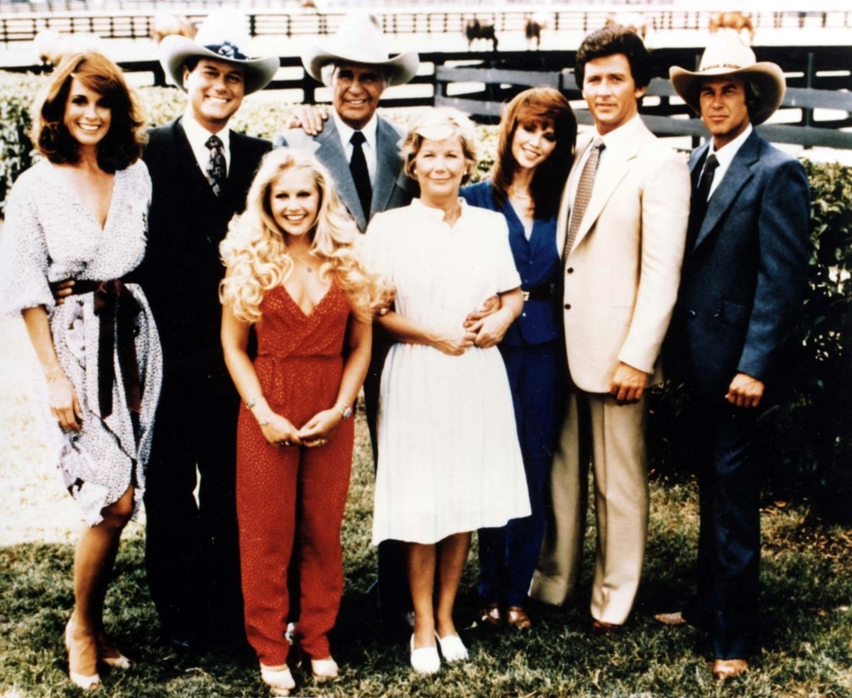 Dallas kdysi - na snímku zleva: Linda Gray, Larry Hagman, Charlene Tilton, Jim Davis, Barbara Bel Geddes, Victoria Principal, Patrick Duffy, Steve Kanaly