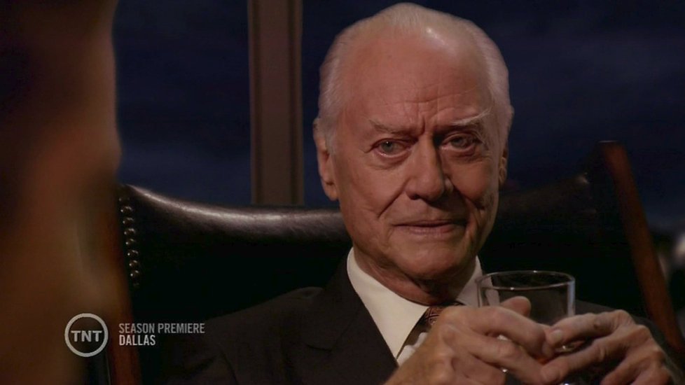 Larry Hagman (†81) alias J. R. Ewing – Největší padouch měl dlouhá léta problémy s alkoholismem a játry, která mu museli transplantovat. Operace v červenci 1995 trvala 16 hodin a zachránila mu život. Zemřel 23. listopadu 2012 ve věku 81 let na rakovinu krku.